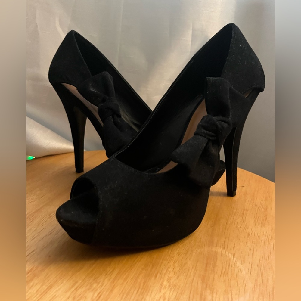 Black Velvet High Heel. Size 9.